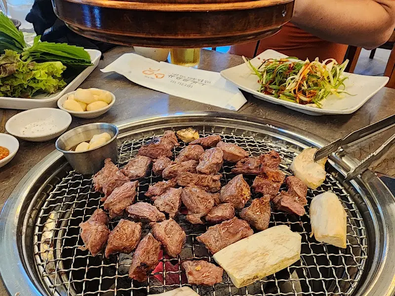 숯불 위에서 익어가는 갈매기살