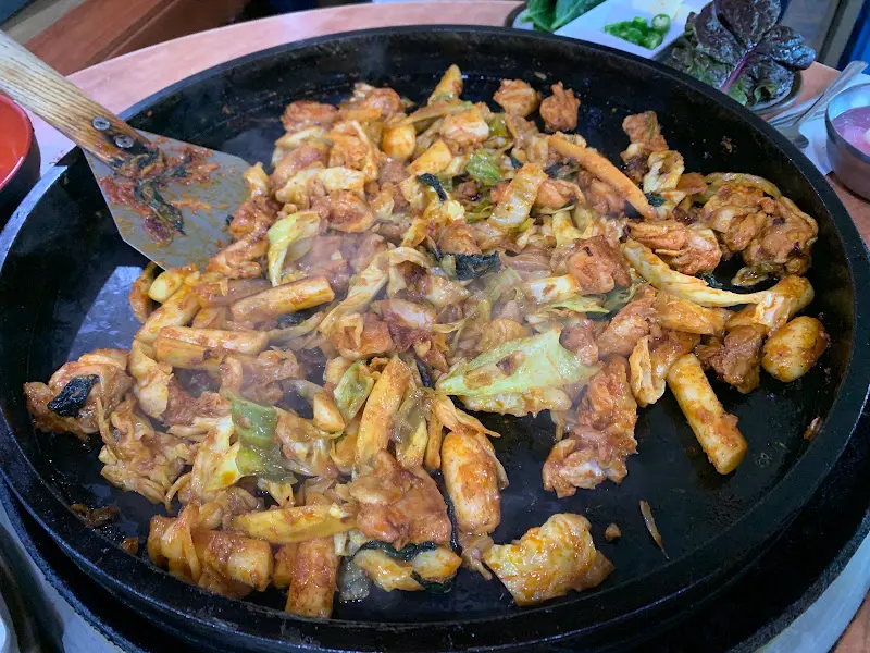 맛있게 익어가는 닭갈비