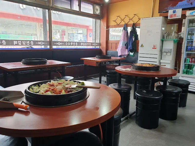 까치식당 내부 전경