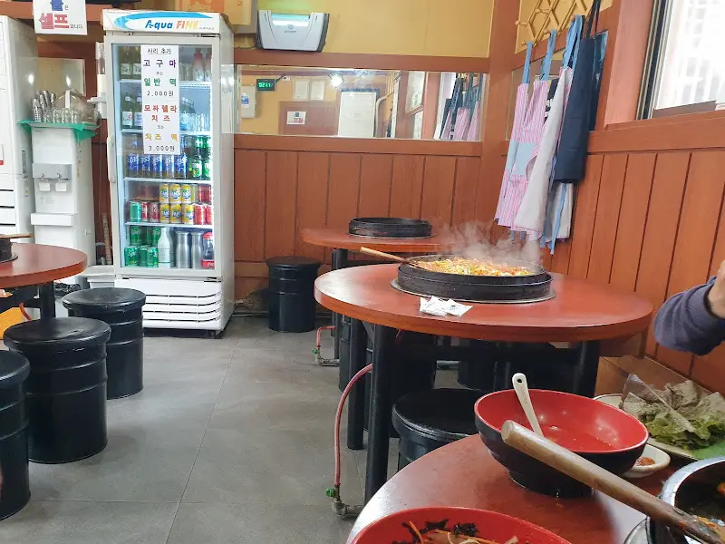 드럼통 테이블과 의자