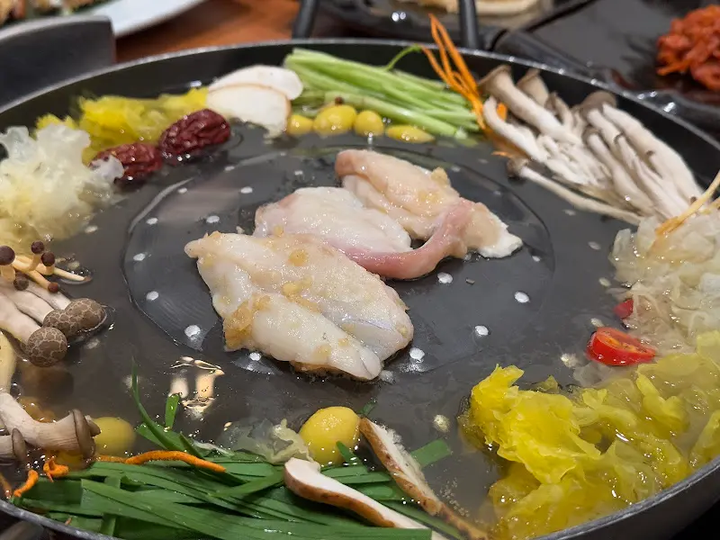 신선한 재료가 돋보이는 복어 샤브샤브