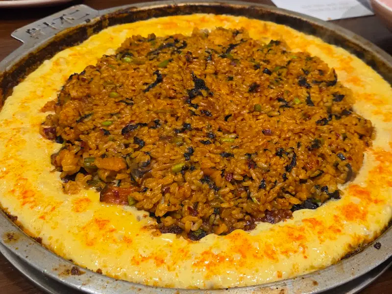 치즈가 듬뿍 올려진 볶음밥