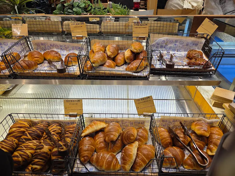 다양한 종류의 빵이 진열된 모습