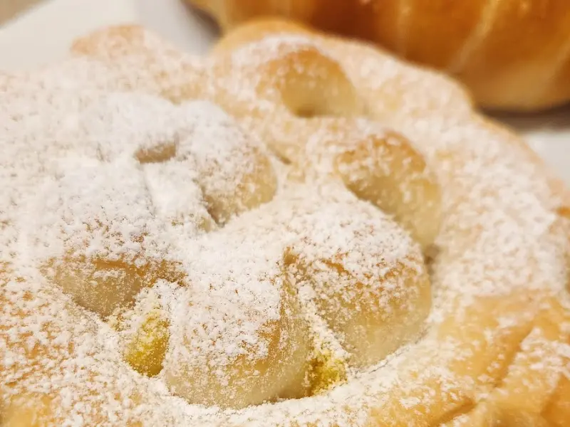 슈가파우더가 뿌려진 빵