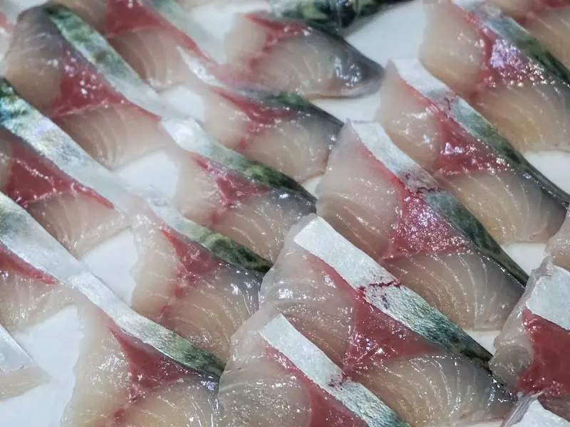 싱싱함이 느껴지는 고등어회 클로즈업