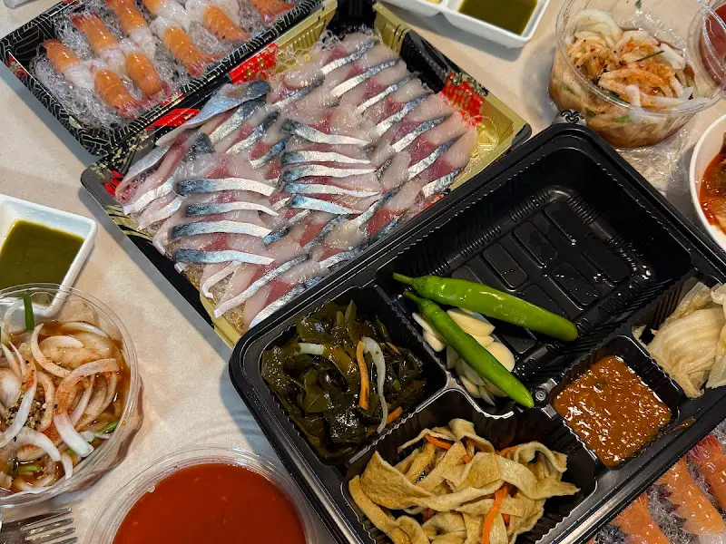 고등어회와 딱새우회 한 상 차림