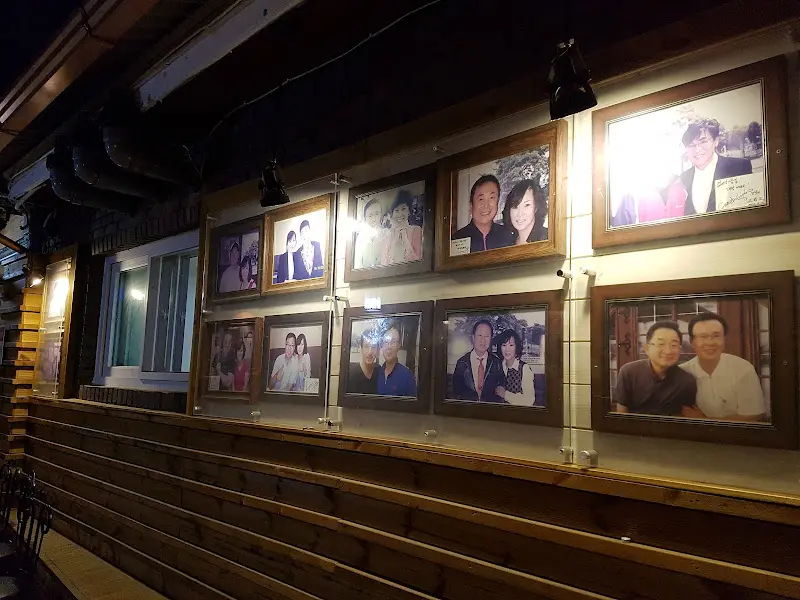 식당 내부 벽면에 걸린 사진들