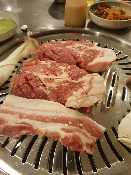 숯불 위에 올려진 흑돼지 목살