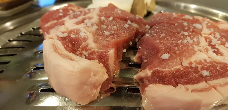 소금이 뿌려진 흑돼지 목살