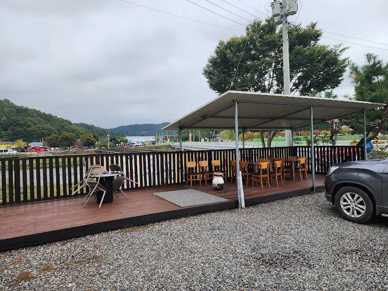 식당 앞 휴식 공간