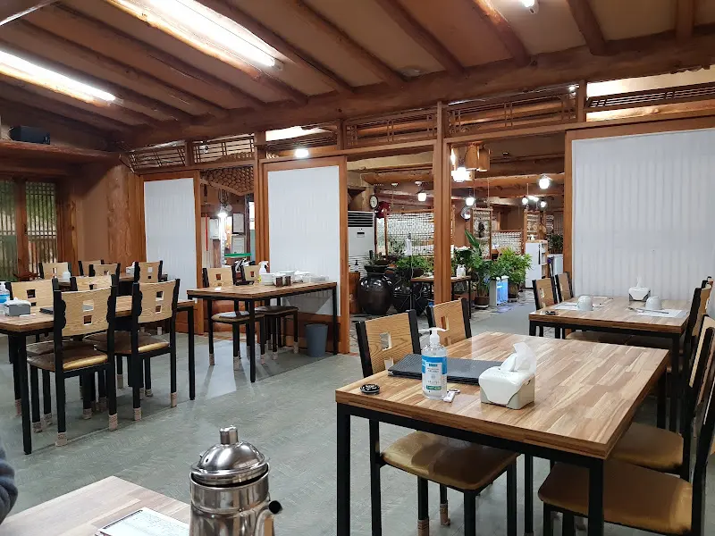 넓고 깔끔한 홀 내부