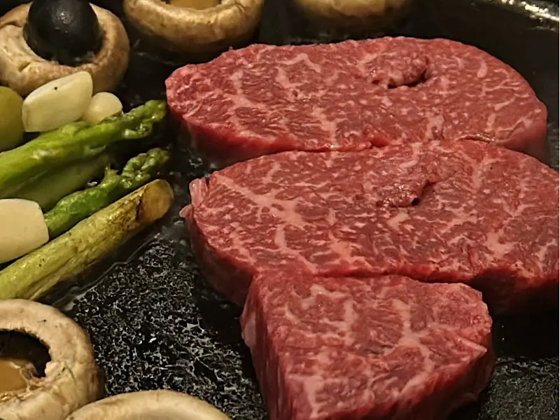 팬 위에서 익어가는 한우