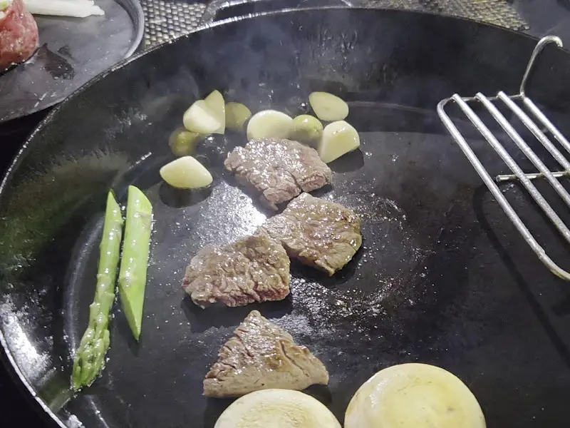 한우와 함께 구워지는 채소들