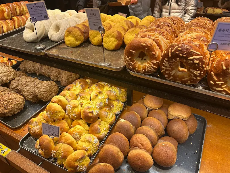 다양한 빵 진열대