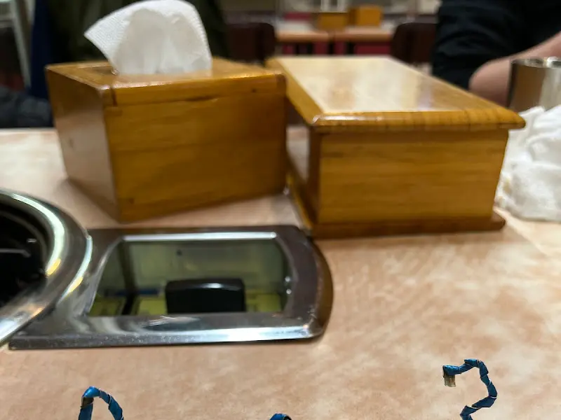 테이블 위에 놓인 티슈 상자