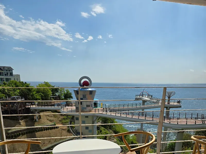 창가에서 바라본 탁 트인 바다 풍경