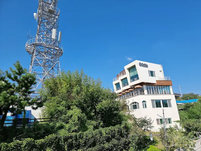 하얀 건물 외관