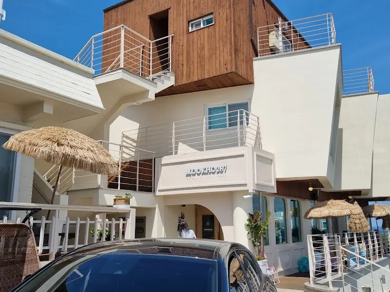 카페 건물 외관