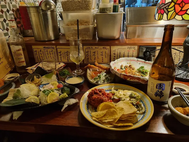 다양한 메뉴가 차려진 닷지 테이블