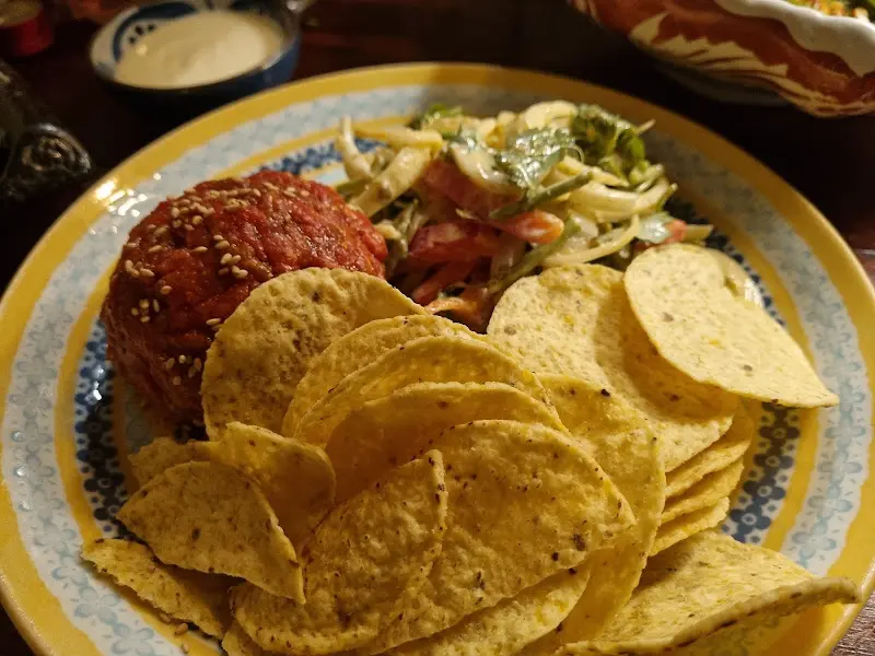 테이블 위에 놓인 다양한 메뉴들