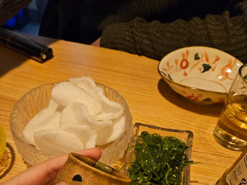 테이블 위에 놓인 술잔과 기본 안주