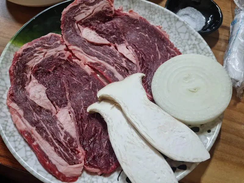 생고기와 양파, 버섯