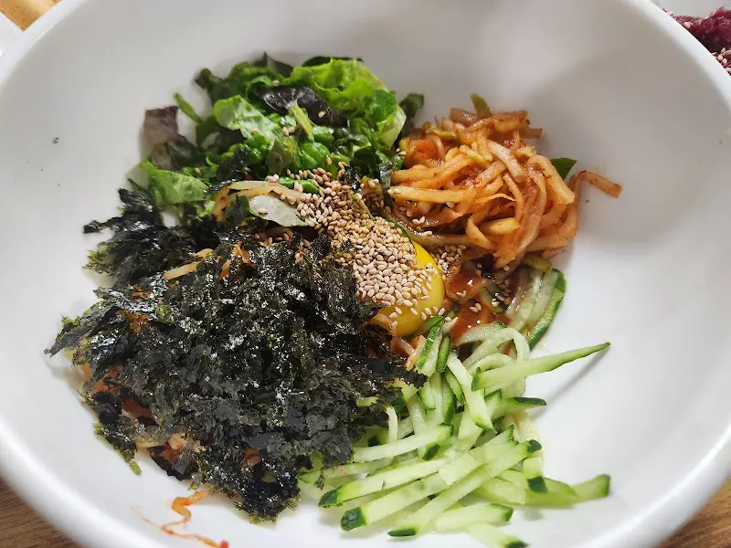 비비기 전 육회비빔밥