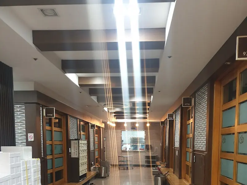 깔끔하게 정돈된 식당 내부