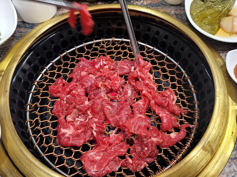 숯불 위에서 익어가는 불고기