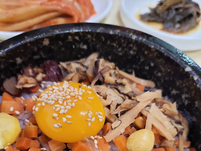 영양돌솥밥과 반찬