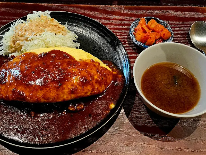 정갈하게 담겨져 나온 오므라이스 한상차림