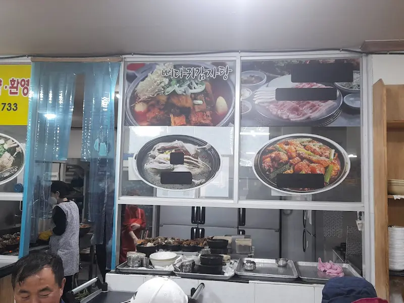 명품감자탕 내부