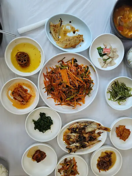 다채로운 반찬들이 놓인 테이블 전경