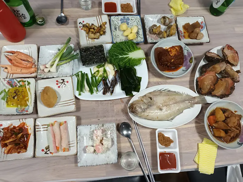 한 상 가득 차려진 해산물 요리