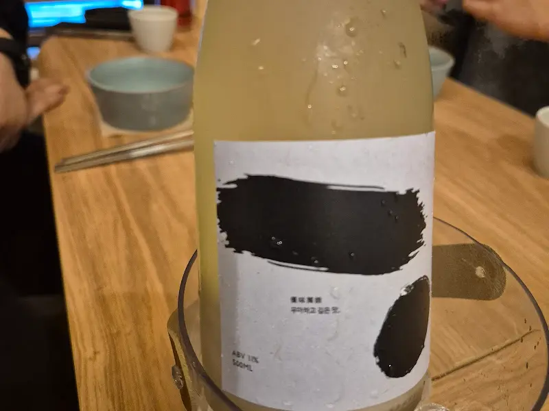 테이블 위에 놓인 박재서 안동소주