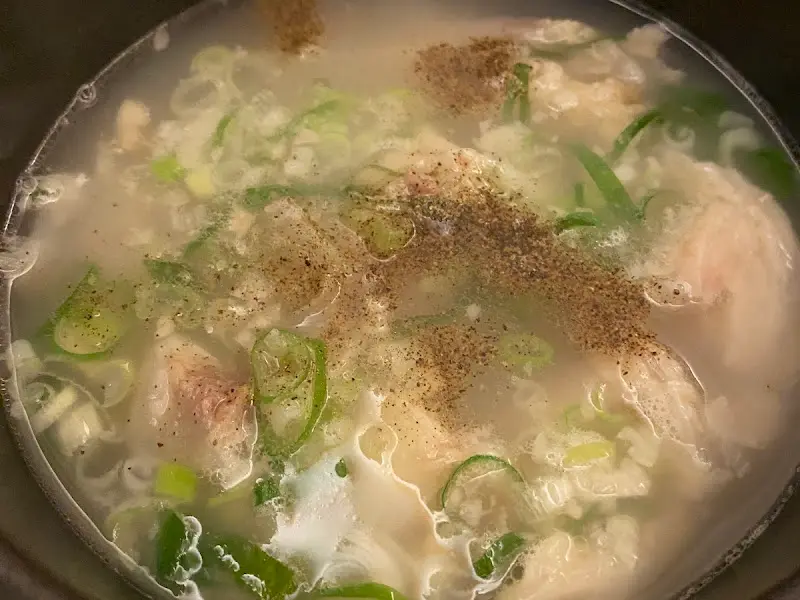 도가니탕에 후추를 뿌린 모습