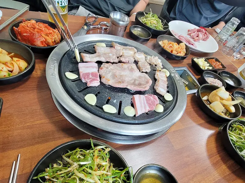 돼지고기 굽는 모습