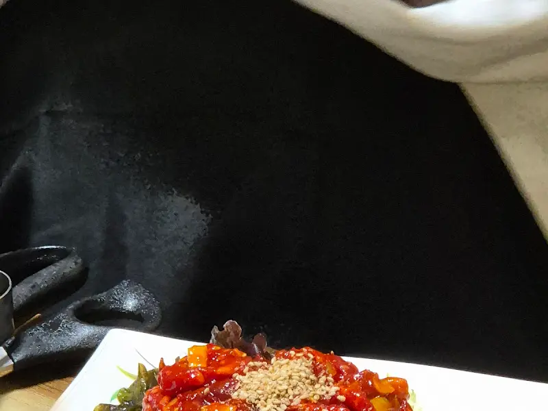 잘 익은 고기와 곁들임