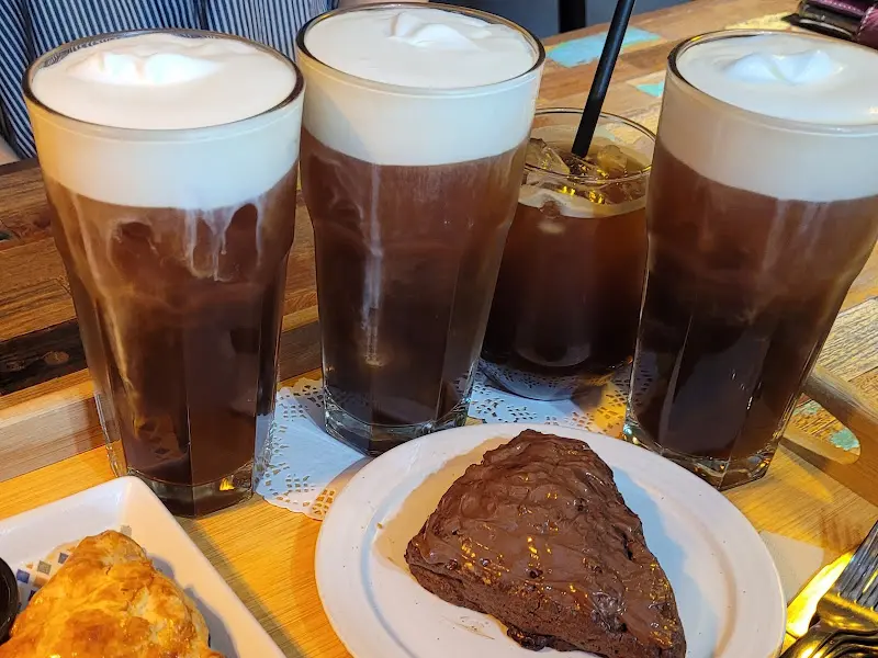 소금 커피와 초콜릿 스콘이 함께 놓여 있는 모습