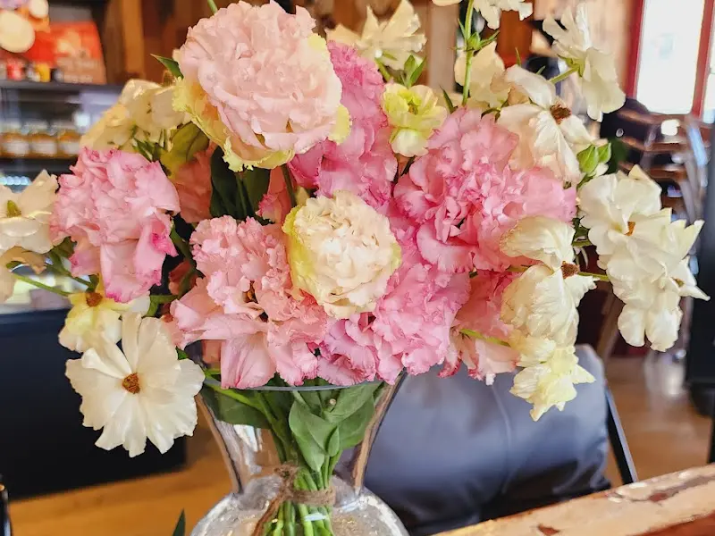 테이블 위에 놓인 꽃병과 꽃