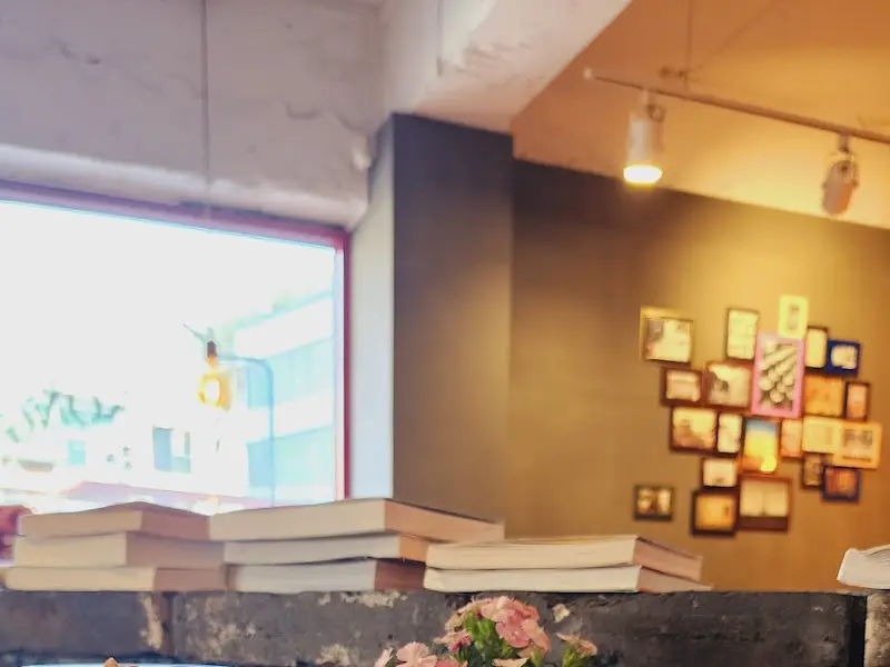 카페 내부 벽면에 걸린 액자들과 책