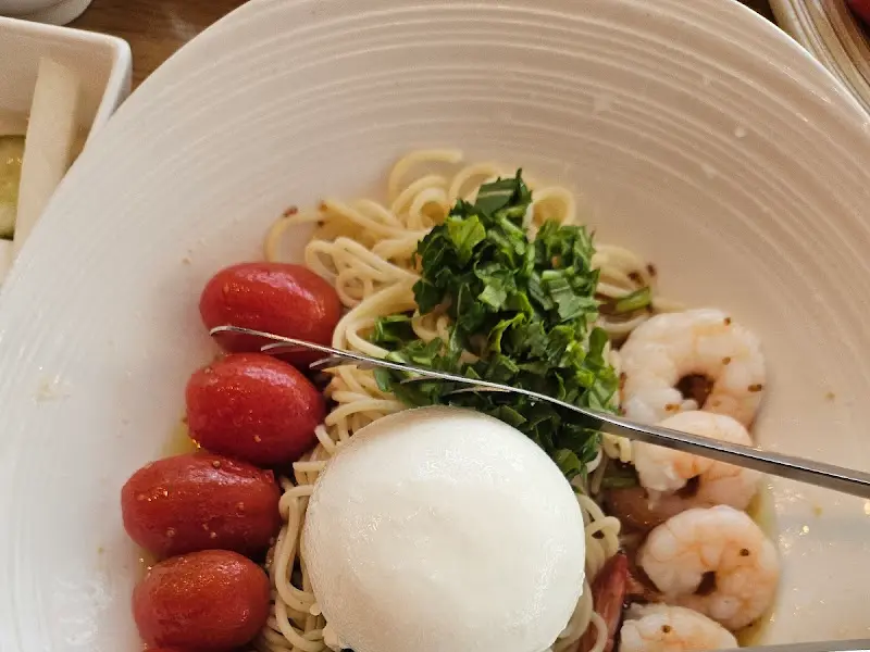 신선한 재료들이 돋보이는 파스타