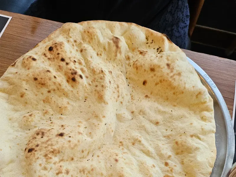 따뜻하게 구워져 나온 난(빵)