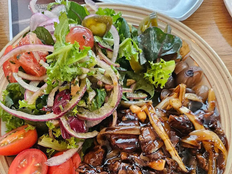 샐러드의 신선함이 느껴지는 사진