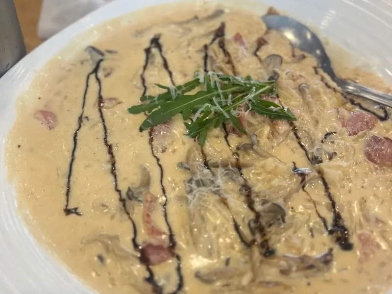 크림 파스타의 풍부한 비주얼