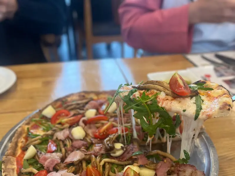 피자의 쫄깃한 치즈가 인상적인 사진