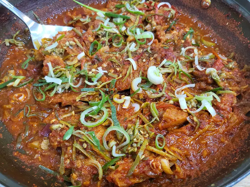 매콤한 양념에 볶아진 닭갈비의 클로즈업