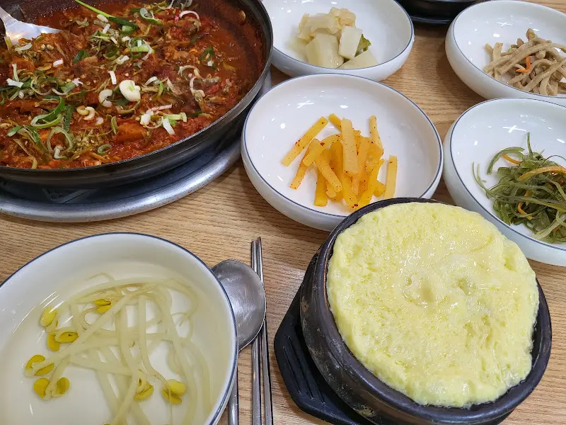다양한 밑반찬과 함께 차려진 닭갈비 한 상