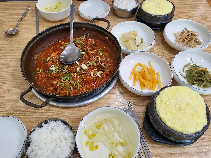 푸짐하게 차려진 닭갈비 한 상