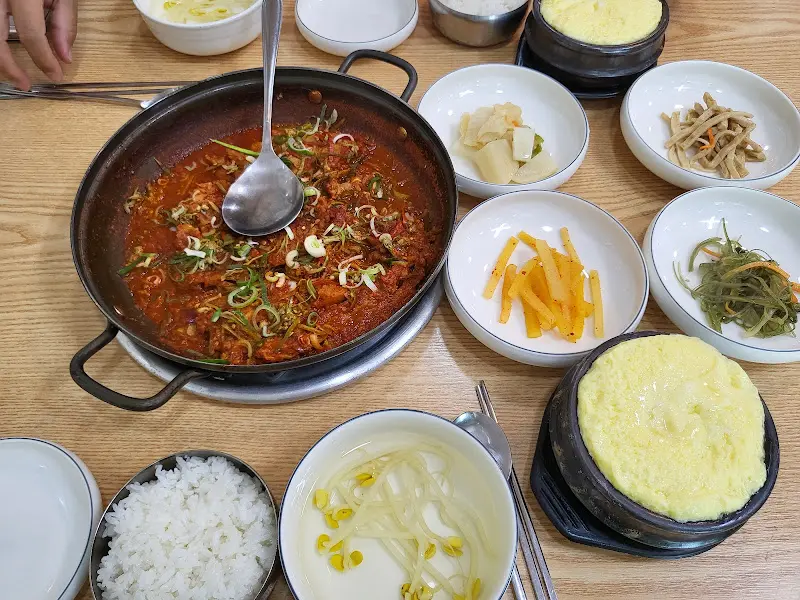 테이블 가득 차려진 풍성한 닭갈비 한 상